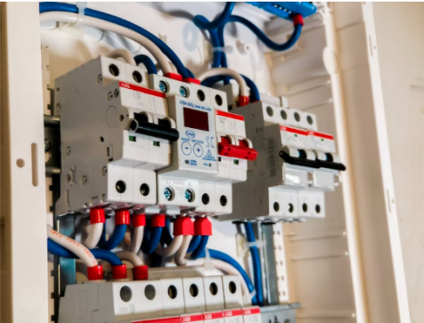 An electric board with several blue and white wires. 